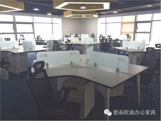 【央視新聞客戶(hù)端】京東JD讓老百姓放心網(wǎng)購(gòu)，壹品歐迪讓京東JD綠色辦公