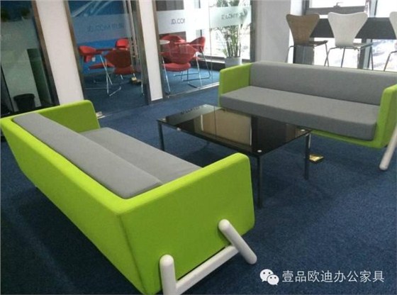 【央視新聞客戶(hù)端】京東JD讓老百姓放心網(wǎng)購(gòu)，壹品歐迪讓京東JD綠色辦公