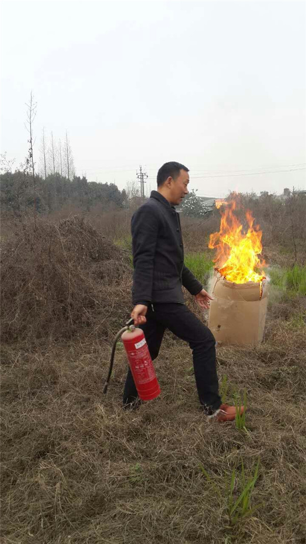 江源鎮(zhèn)領(lǐng)導為壹品歐迪工廠同事演示滅火器用法
