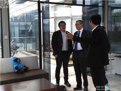 壹品歐迪董事長張曉帆先生向意大利客人介紹壹品歐迪辦公家具設(shè)計(jì)1