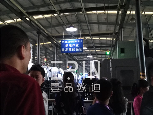 在劉總親自帶隊(duì)參觀正恒動(dòng)力生產(chǎn)車間環(huán)節(jié)，近距離走進(jìn)這樣的億元級(jí)企業(yè)，不管是先進(jìn)的生產(chǎn)設(shè)備還是完善的生產(chǎn)及管控流程都讓壹品歐迪小編無(wú)比震撼。 正恒動(dòng)力廠區(qū)及車間風(fēng)貌