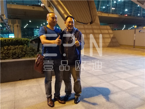 中央電視臺(tái)財(cái)經(jīng)評(píng)論員單仁博士來(lái)蓉,四川牛商常委集體接機(jī)