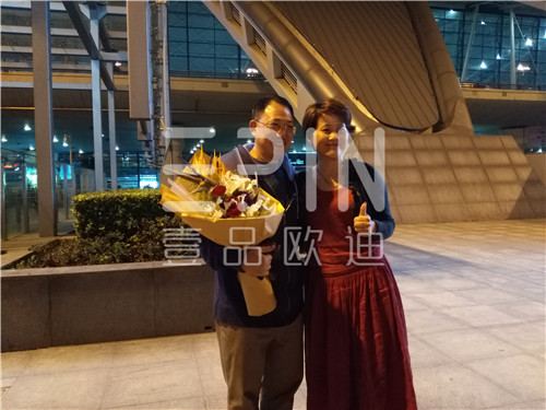 中央電視臺(tái)財(cái)經(jīng)評(píng)論員單仁博士來(lái)蓉,四川牛商常委集體接機(jī)
