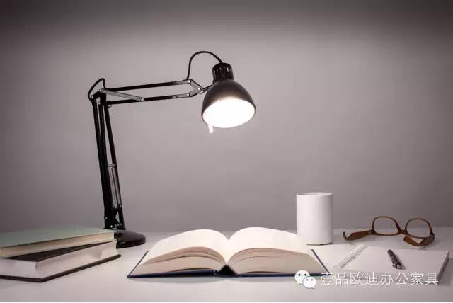 簡單3招，擺脫辦公桌下各種電源線雜亂困擾？