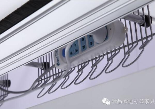 簡單3招，擺脫辦公桌下各種電源線雜亂困擾？
