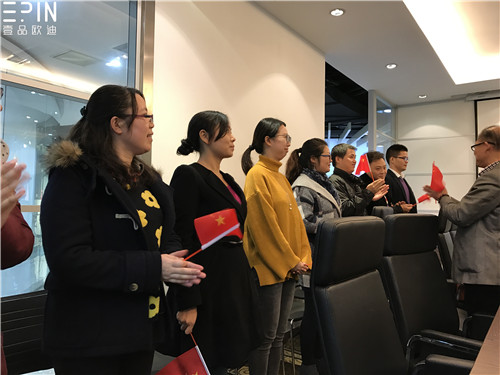 現(xiàn)代辦公家具公司壹品歐迪的員工大會(huì)是這個(gè)樣子的