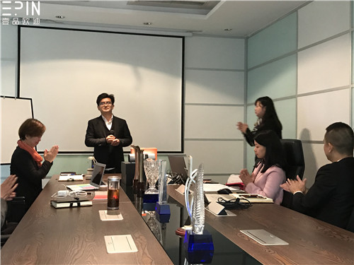 現(xiàn)代辦公家具公司壹品歐迪的員工大會(huì)是這個(gè)樣子的