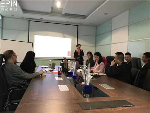 現(xiàn)代辦公家具公司壹品歐迪的員工大會(huì)是這個(gè)樣子的